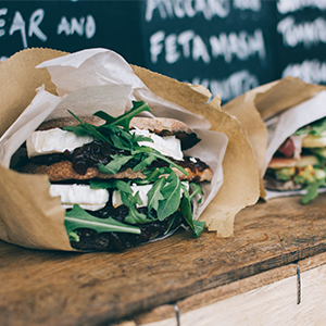 たっぷり野菜とクリームチーズサンドイッチの写真